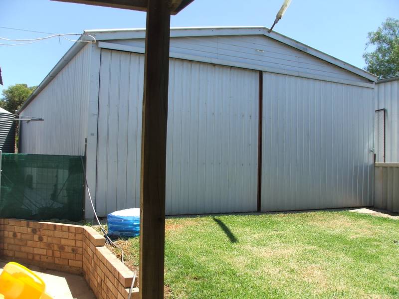Central location - Neat 3 bedroom home Picture 2