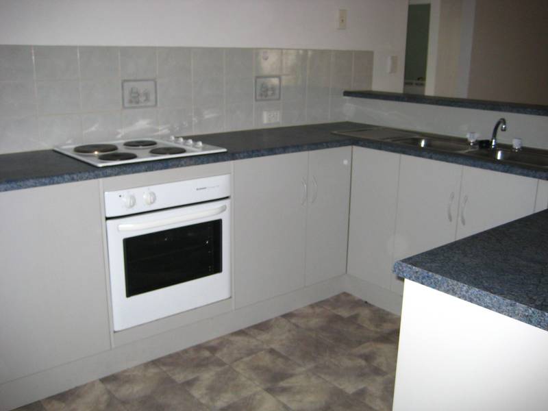 Modern 4 bedroom home close to school & main street Picture 2