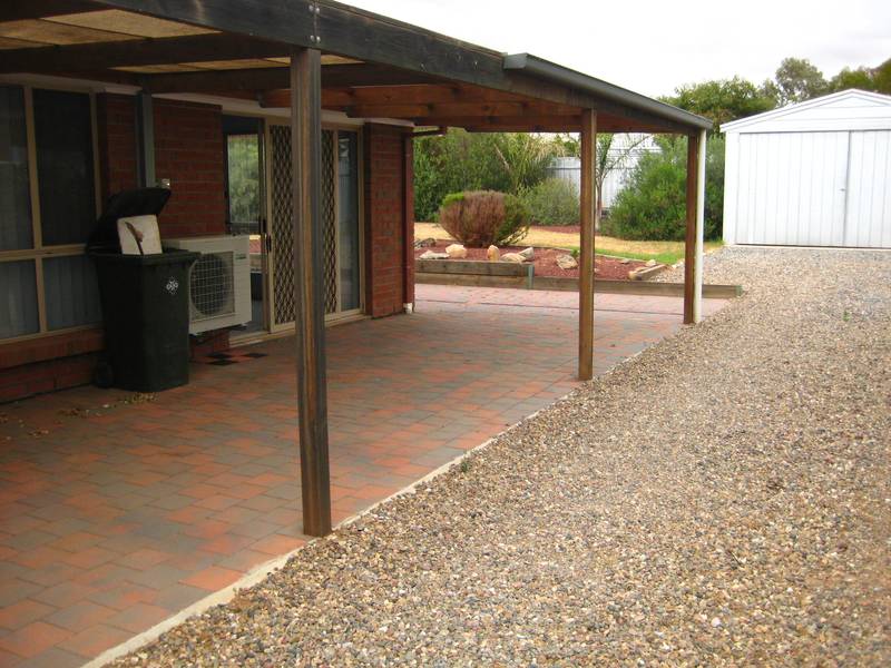 Modern 4 bedroom home close to school & main street Picture 3