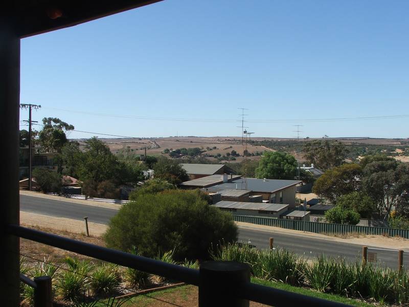 CONTEMPORARY & CLASSY - PRESENTED IN STYLE Picture 3