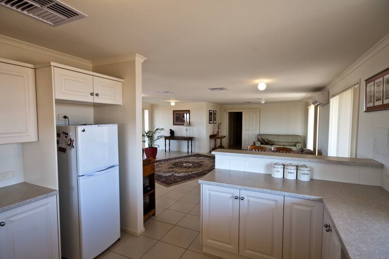 BEAUTIFUL MODERN HOME - BEAUTIFUL VIEWS Picture 2