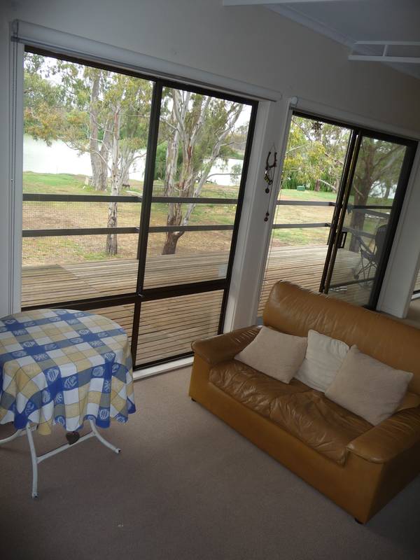 RIVERFRONT SHACK SUITED TO BIG FAMILIES Picture 2