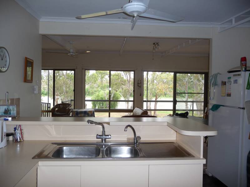 RIVERFRONT SHACK SUITED TO BIG FAMILIES Picture 3