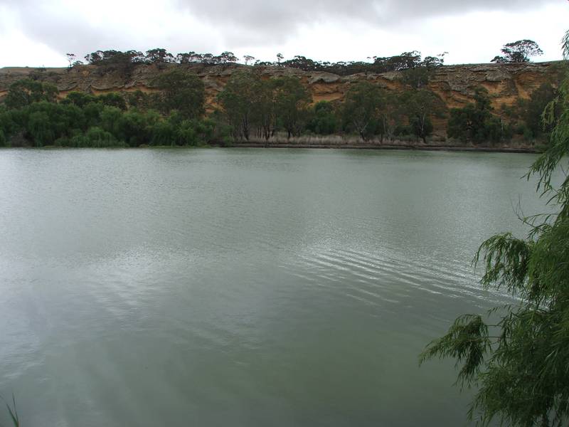 RIVERFRONT BLOCK WITH PLENTY OF ROOM - GREAT SKIING Picture 2