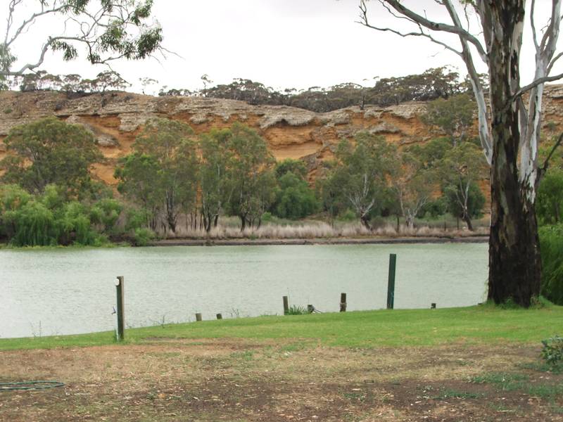 RIVERFRONT BLOCK WITH PLENTY OF ROOM - GREAT SKIING Picture 1