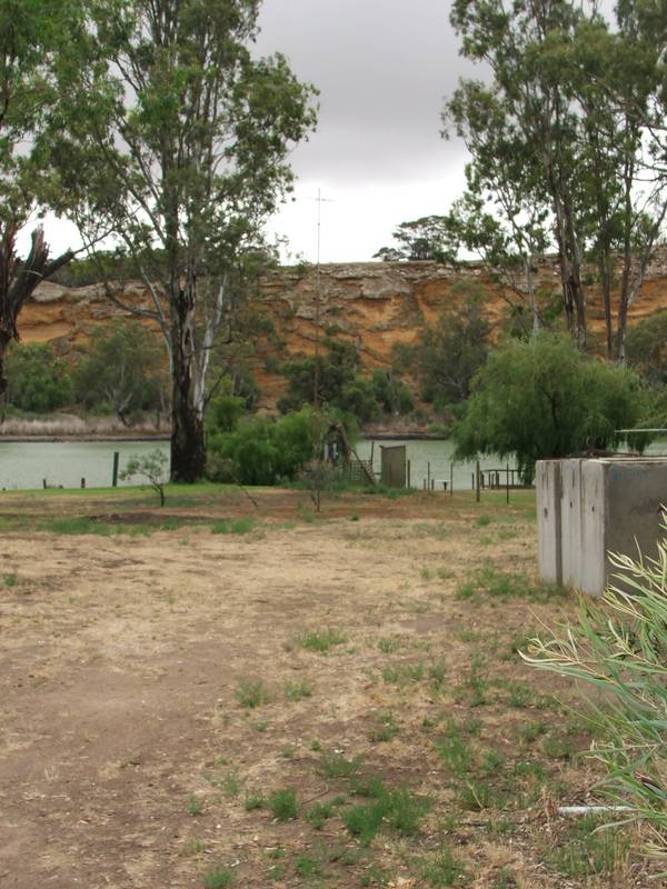 RIVERFRONT BLOCK WITH PLENTY OF ROOM - GREAT SKIING Picture 3