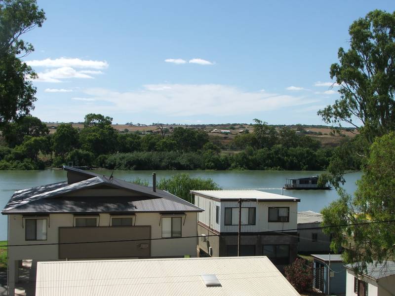 ENTERTAIN WITH A POOL, VIEWS & STYLE Picture 3