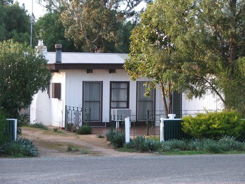 Comfy Country Cottage Picture 1