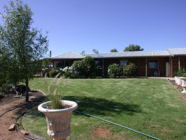 Impressive Home - Acres - Far Reaching Views Picture 3