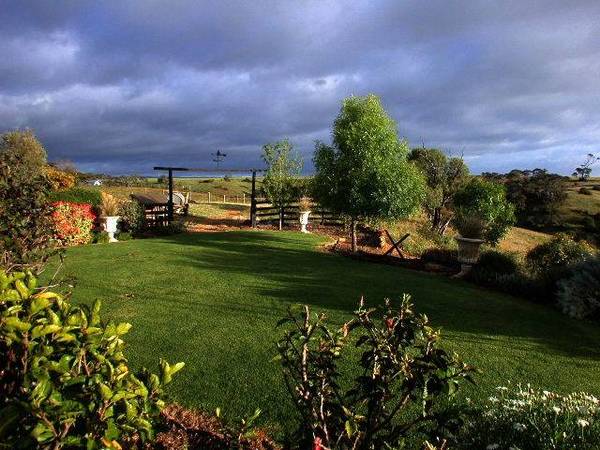 Impressive Home - Acres - Far Reaching Views Picture 2