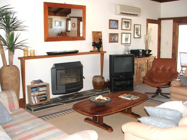 Stylish Riverfront Living Picture 3