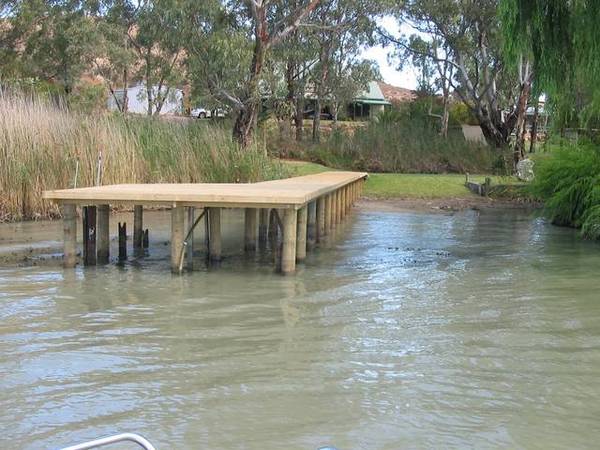 Just Metres to Riverfront, Jetty & Landing Picture 1