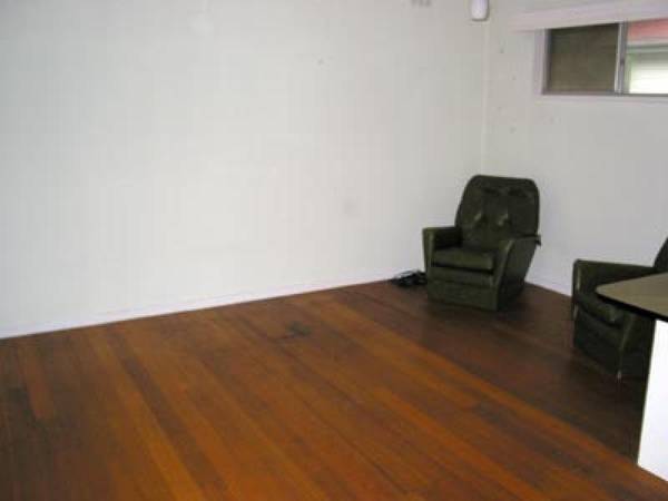 Neat & Petite!!! Picture 3