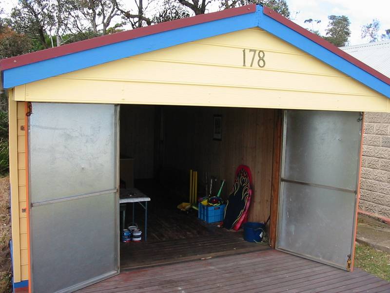 CLASSY BATHING BOX/BOATSHED Picture 2