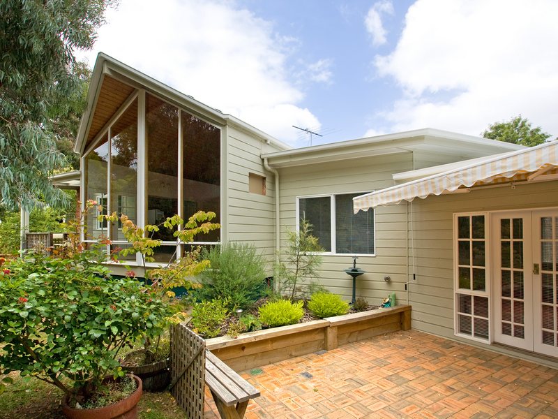 LOADS OF CHARACTER - 1/2 ACRE OF SPACE Picture 2