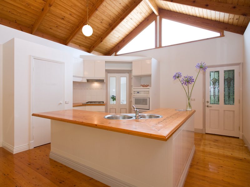 LOADS OF CHARACTER - 1/2 ACRE OF SPACE Picture 3