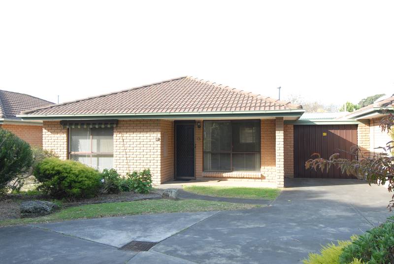 FABULOUS UNIT - SO CLOSE TO EVERYTHING! Picture 3