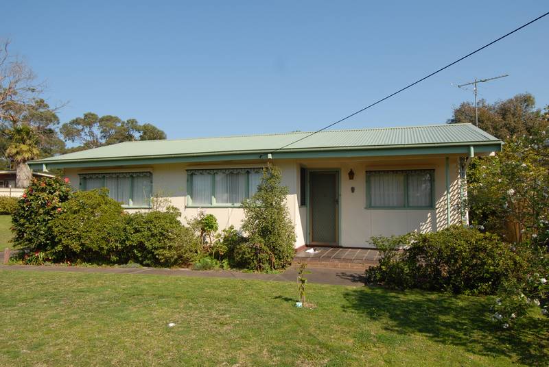 HUGE LAND - IDEAL FOR RE-DEVELOPMENT Picture 1