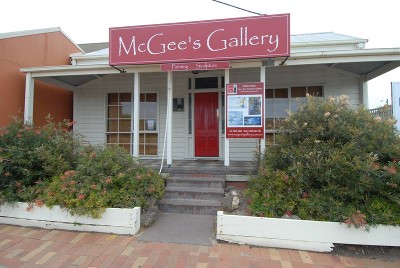 QUAINT SHOP OR OFFICE - GREAT POSITION Picture