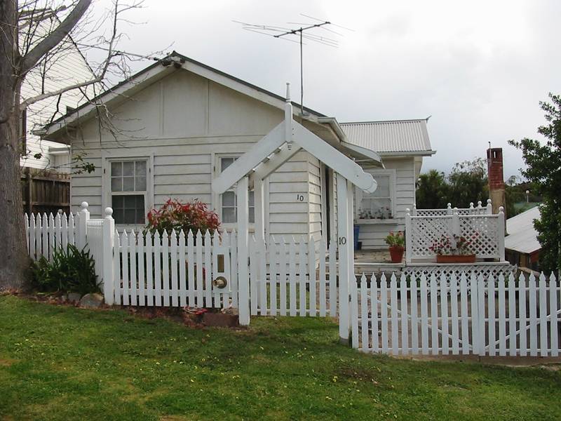 COTTAGE BY THE SEA Picture 1