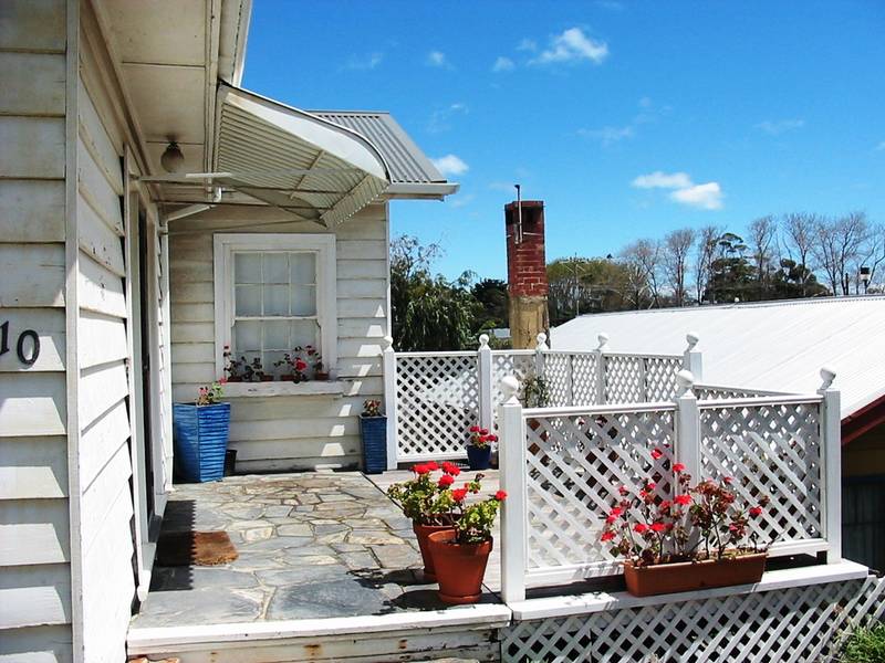 COTTAGE BY THE SEA Picture 2