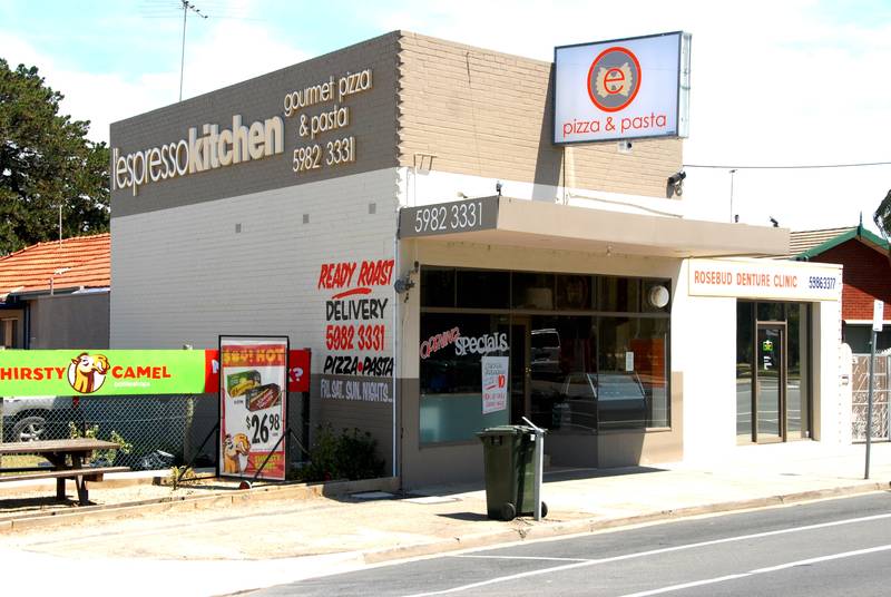 RESTAURANT WITH PART FITOUT-OPPOSITE BEACH Picture 1