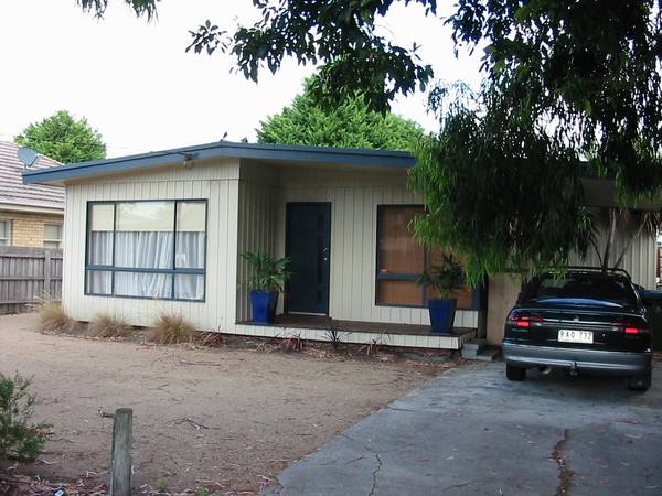 RECENTLY RENOVATED - CUTE COTTAGE Picture 1