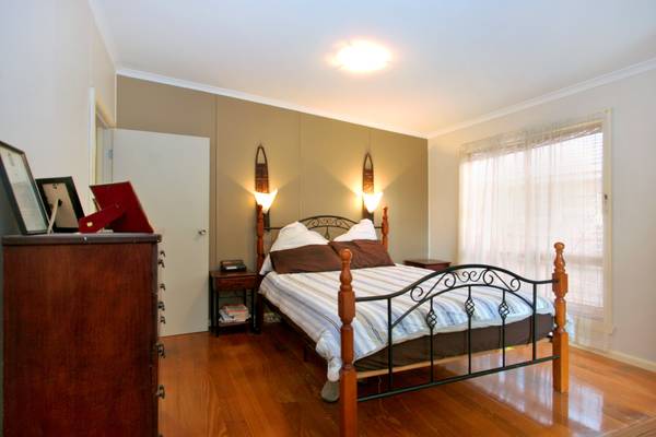 RECENTLY RENOVATED - CUTE COTTAGE Picture 3