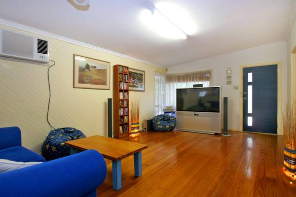 RECENTLY RENOVATED - CUTE COTTAGE Picture 2