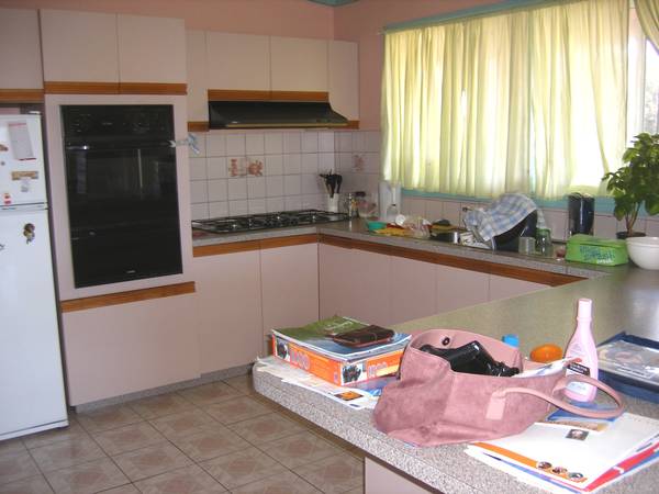 LARGE FAMILY LIVING Picture 3