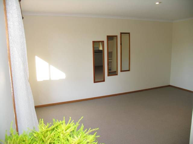 3 BEDROOM FAMILY HOME!! Picture 2