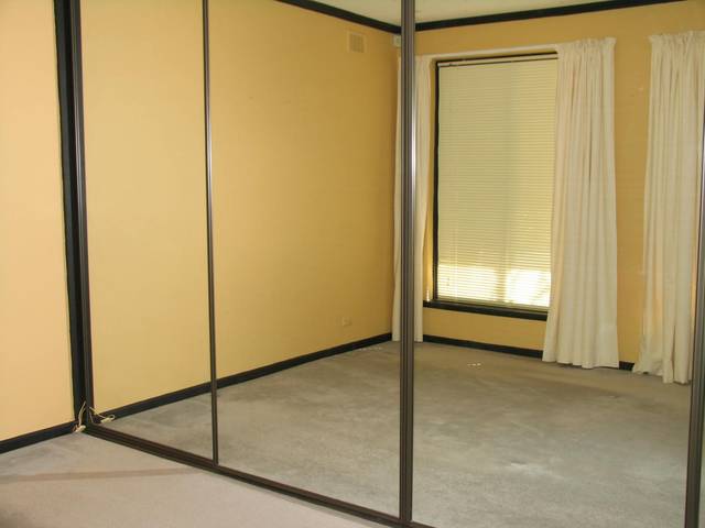 BEAUTIFUL 3 BEDROOM HOME WITH MANICURED GARDENS! Picture 3