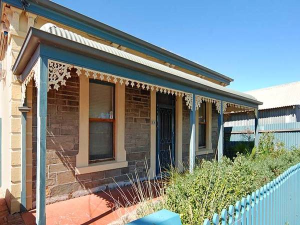 BEAUTIFUL BLUESTONE 3 BEDROOM COTTAGE! Picture 2