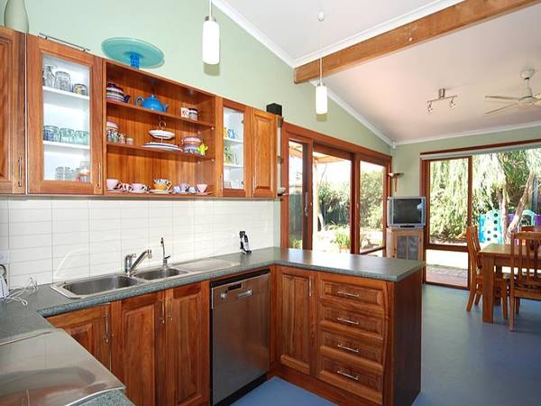 BEAUTIFUL BLUESTONE 3 BEDROOM COTTAGE! Picture 3