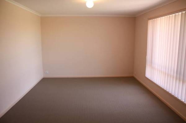 Nestled In Settlers Farm Development! Picture