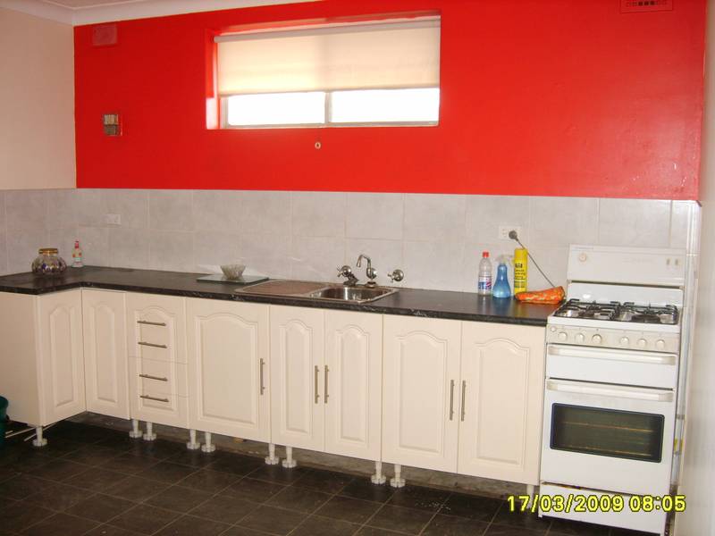 NEAT AND TIDY UNIT FOR BEACH LOVERS! Picture 3