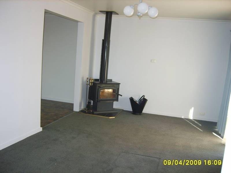 NEAT & TIDY 3 BEDROOM HOME SITUATED IN QUIET CUL-DE-SAC! OPEN THURS 16th 4.10pm - 4.20pm Picture 2