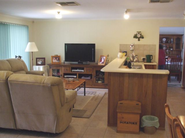 Spacious Family Home! Picture 3