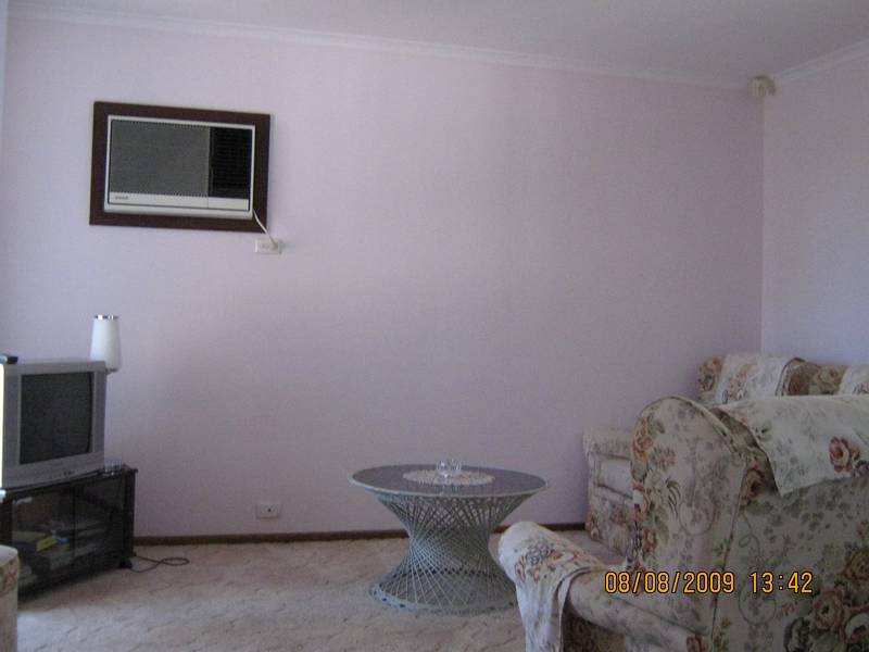 Courtyard Home in No Thru Street! Picture 2