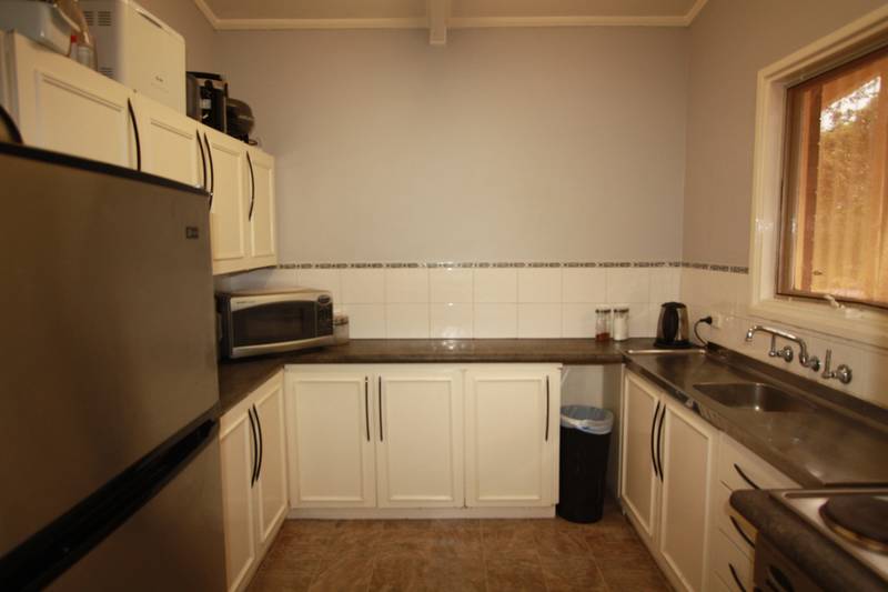 3 BEDROOM HOME WITH INGROUND POOL Picture 2