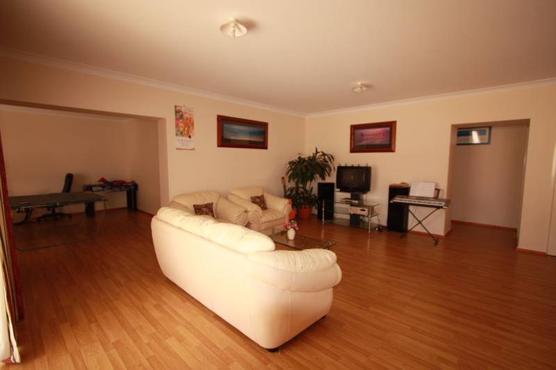 Gorgeous 4 Bedroom Home !! Picture 3