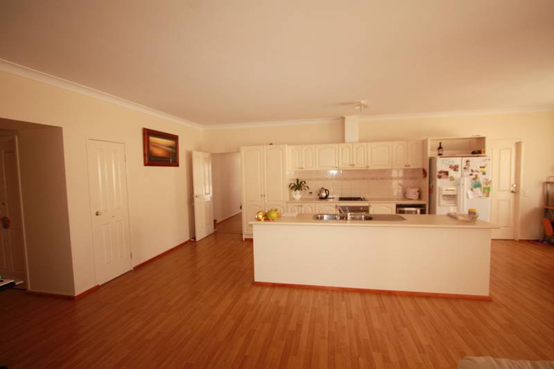 Gorgeous 4 Bedroom Home !! Picture 2