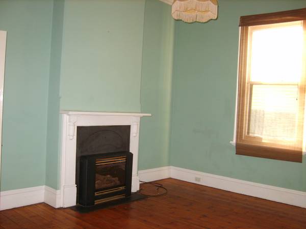 QUAINT COTTAGE JUST A SHORT DRIVE TO THE BEACH! Picture 2