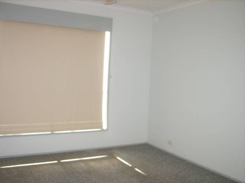 3 BEDROOM HOME- CONVENIENT LOCATION! Picture 2