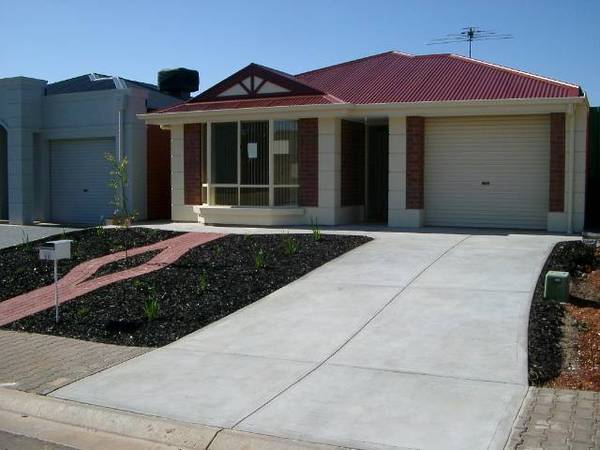 BEAUTIFUL 3 BEDROOM HOME Picture 1