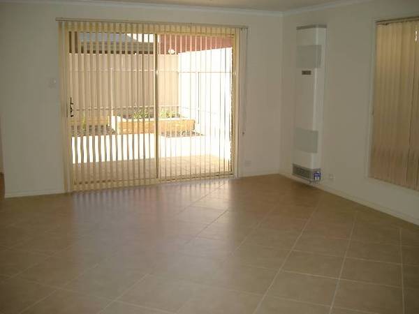 BEAUTIFUL 3 BEDROOM HOME Picture 2