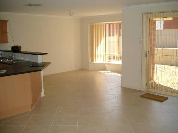 BEAUTIFUL 3 BEDROOM HOME Picture 3