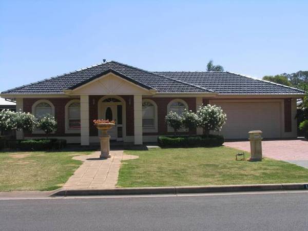 EXECUTIVE RESIDENCE - WITH INGROUND POOL! Picture 1