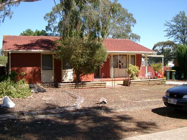 3 BEDROOM FAMILY HOME! Picture 1