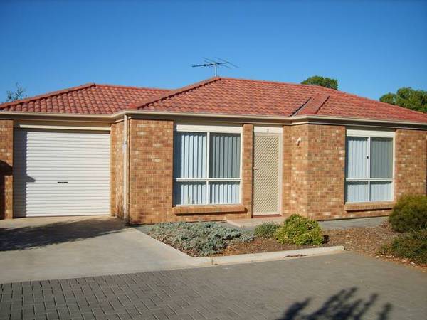 NEAR NEW LARGE COURTYARD HOME! Picture 1